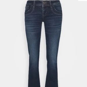 LTB Valerie jeans boutcut - Säljer dessa superfina lågmidjade jeans från LTB i storlek W27 L32, de är i superbra skick och knappt använda då de är för korta på mig som är 1,68 och även lite för stora i midjan.💗