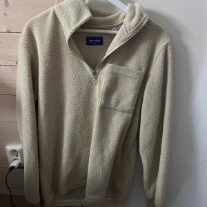 Half-zip tröja beige  - Skön tröja som jag säljer för den inte kommer till användning. Storlek M och fortfarande i bra skick 