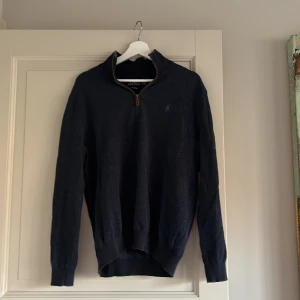 Ralph louren zip mörk blå - Hej säljer denna snygga Ralph louren tröja med zip var inte blyga med frågor. Den är i 8/10 i sick och kan mötas upp i Göteborg/Kungback storlek L= Large