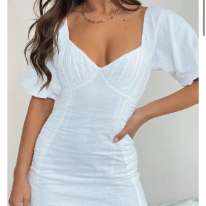 Vit student klänning - Vit miniklänning som var tänkt som studentklänning men aningen tight runt bröstet. Storlek M. 