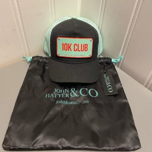 10K CLUB keps - Säljer min limited edition 10k Club keps av John Hatter x Cleandrink på grund av att jag inte använder kepsar eller något liknade men säljer den man kan tänka mig att byta mot något roligt