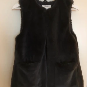 Mjuk väst - Mörkblå fluffig väst från Zara, ser helt ny ut så jag inte använt den. Storlek 164/xs. pris kan diskuteras 