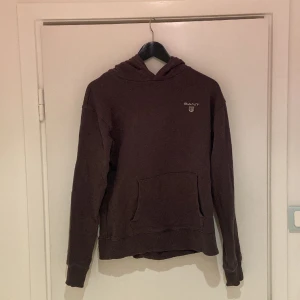 Grå Gant tröja - En inte så använd Gant tröja, i gott skick. Storlek 176 cm.