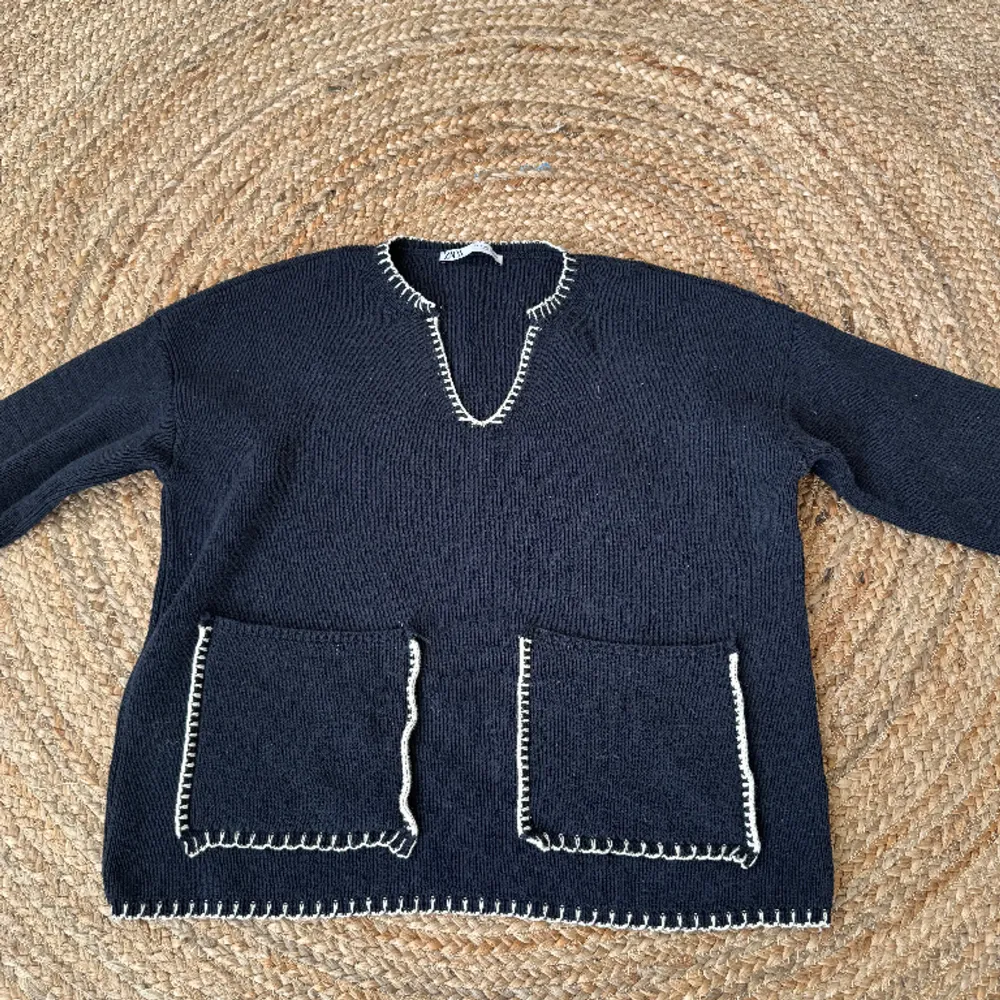 Marinblå stickad tröja från Zara Inte mycket använd. Tröjor & Koftor.