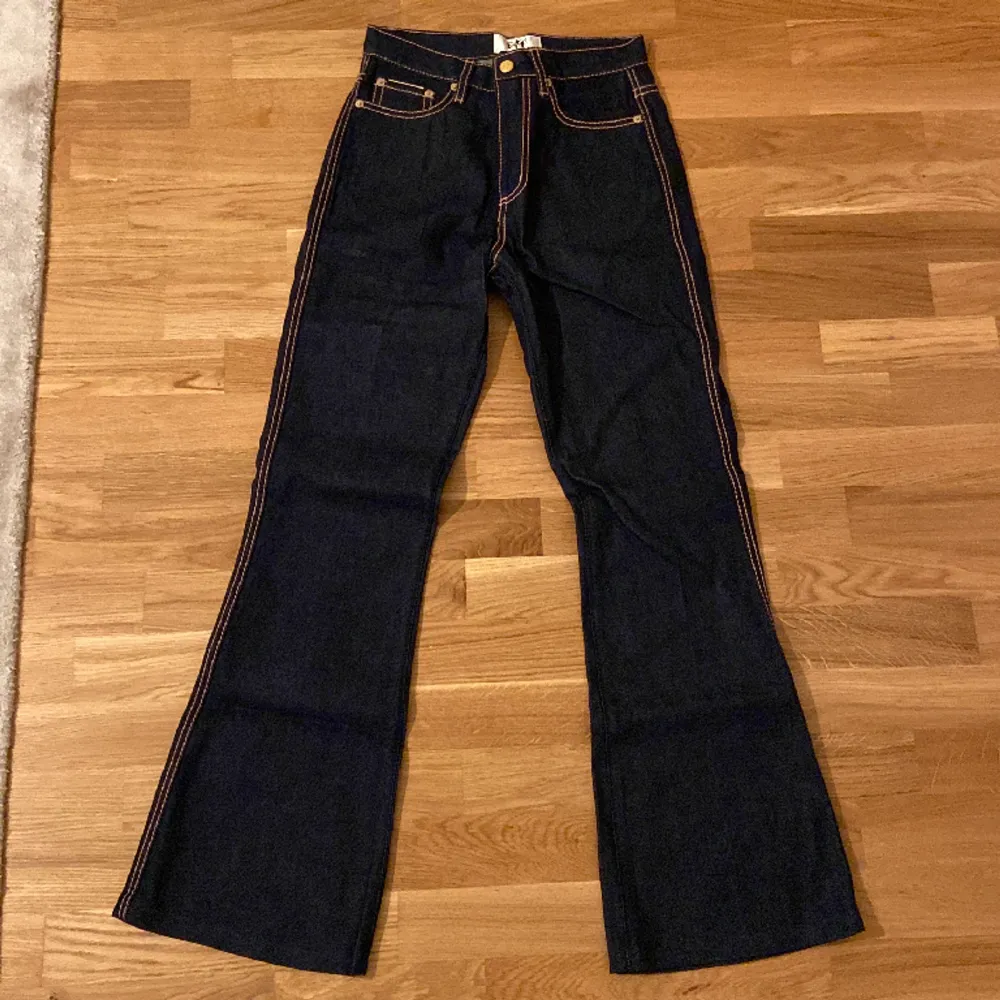 Mörkblåa högmidjade jeans . Jeans & Byxor.