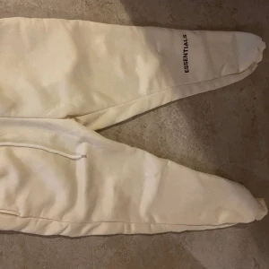 Essentials byxor - Säljer ett par byxor, storlek S men är passar mer som en Xs. Sitter tajt på mig. OBS:inte äkta 