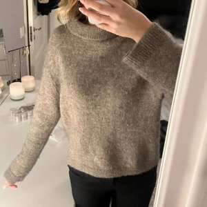 Brun stickad tröja - Säljer min bruna populära tröja ifrån hm i mohair mix. Den är helt slutsåld på hemsidan.