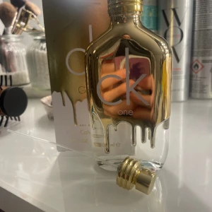 Calvin klein parfym  - Säljer denna oanvända Calvin Klein parfymen. Aldrig använd men älskar lukten, har däremot en annan parfym som jag använder dagligen. Ord pris 899kr