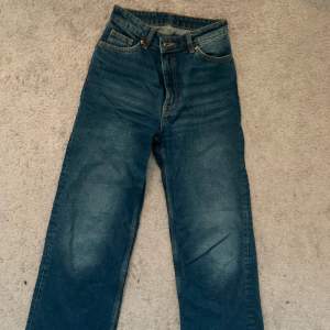 Vida mörkblåa jeans från Monki i storlek 27. 
