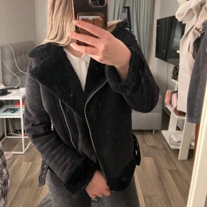 Päls jacka - Liknar den trendiga jackan från Zara. Köpt på Lindex för ett tag sedan. Päls inutti. Storlek XS men passar S även M Priset går att diskutera vid snabbt köp 