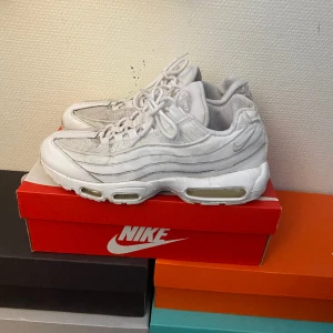Airmax 95 tripple white - Airmax 95 tripple white i helt okej skick Defekt på ena skon men går fortfarande att använda  