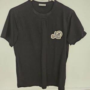 Moncler t-shirt - Säljer nu en jättesnygg moncler t-shirt i s. T-shirten är regular fit och väldigt mjuk. Loggan har NFC. Vänligen kontakta vid behov av bilder!