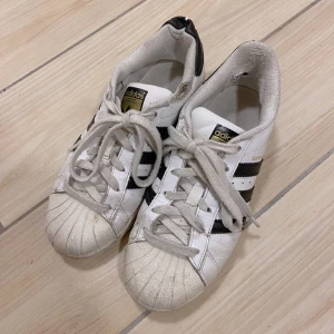 adidas original superstar låga black and white ✨ - adidas original superstar låga black and white  egentligen herrskor, men har själv haft dem. har vanligtvis storlek 36, men dessa passar okej ändå. möjligtvis en smula större.   i bra skick, men lite slitage vid hälen!