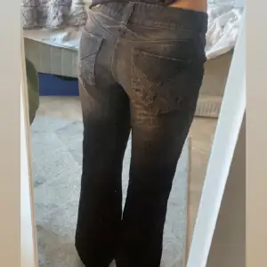 Assnygga bootcut jeans från vintage Tommy Hilfiger. Mönster på fickorna. Jag är 170cm. Skriv för fler bilder 💗