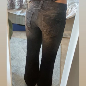Tommy Hilfiger bootcut jeans - Assnygga bootcut jeans från vintage Tommy Hilfiger. Mönster på fickorna. Jag är 170cm. Skriv för fler bilder 💗