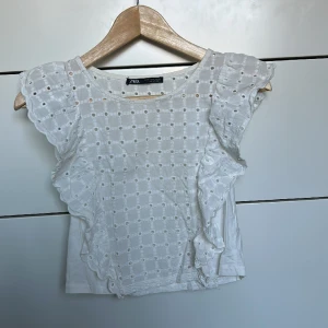 Topp  - Söt topp från zara, sällan använd men perfekt till sommar/vår 