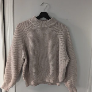 Stickad tröja - Beige stickad tröja med halvpolo från H&M, använd ofta men i bra skick.