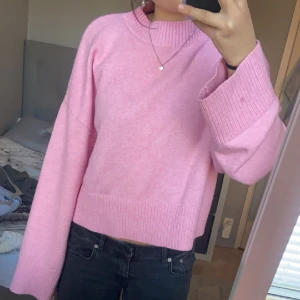 Rosa stickad tröja💗💗 - jätteskön och fin rosa stickat tröja. inga defekter och som ny!! skriv för mer bilder 💝