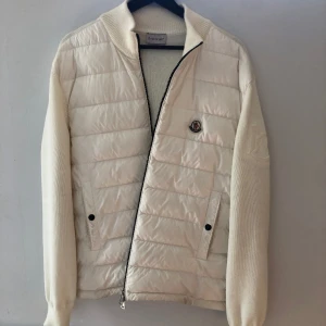 Moncler cardigan - Säljer min rikigt feta cardigan i den eftertraktade och ovanliga färgen vit. Den är i storlek L men sitter mer som M. Jätte fint skick nästan som ny. Digitalt kvitto finns. Kan självklart fixa fler bilder🤩