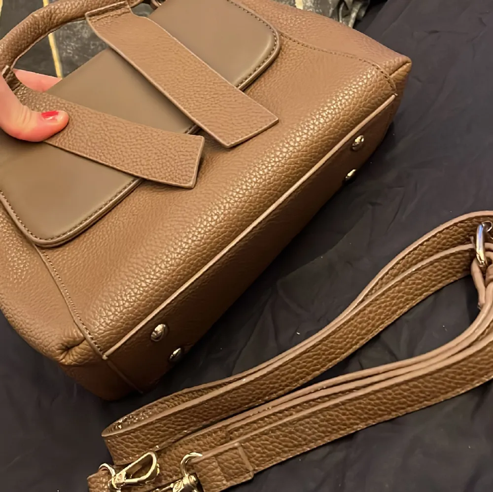 Enkel vanlig brun väska, fin oanvänd och bra kvalitet. . Väskor.