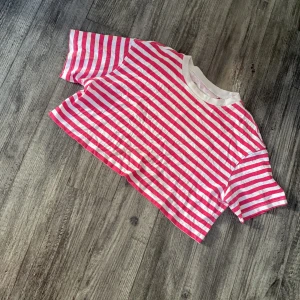 Randig rosa och vit tröja  - Randig magtröja med rosa och vita ränder