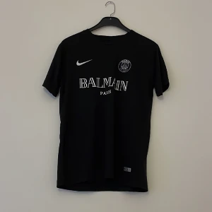 Psg X Balmain t-shirt - Psg x Balmain t-shirt. Pris 399kr. Storlek S