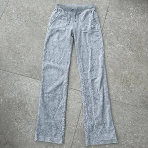 Juicy byxor - Säljer nu mina gråa juicy byxor i stl Xxs, men passar även som xs.