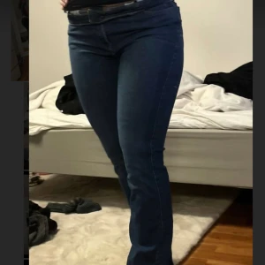 Lågmidjade flare jeans från lee  - Står inte storlek men skulle gissa på 36/38 Pris kan diskuteras men köparen står för frakt☺️