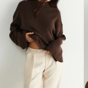 Brun stickad tröja ginatricot - Brun stickad tröja från ginatricot, ”premium quality” Sparsamt använd. Storlek xs men lite större i storlek. Fråga om egna bilder 💕