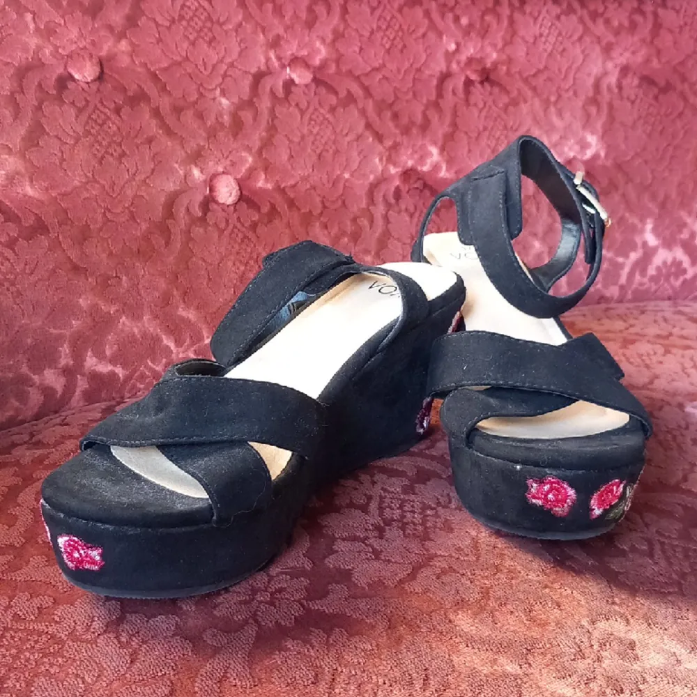 Tjusiga sandaler med kilklackar och vackert broderade rosor. Knappt använda. . Skor.