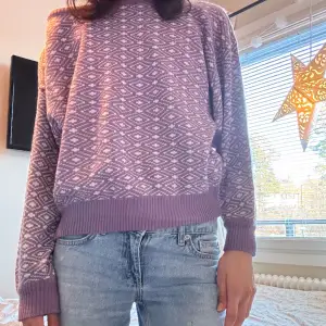 Jättefin lila sweatshirt som är använd max 2 gånger och i nyskick. Storlek xs/s. Köpt på en marknad i Spanien