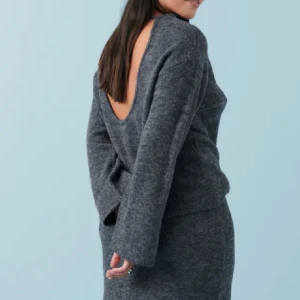 Matchande kjol och tröja - Säljer denna fina set från ginatricot, använd 1 gång. Kjolen är storlek S och tröjan är M. Kontakta för bilder och frågor. 