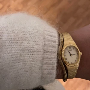 Klocka - Så fin klocka köpt på Plick men fick liknande i present så säljer nu denna! Så fin, vet ej material men är i bra skick. Fungerar dock inte men snygg som accessoar 🧡 