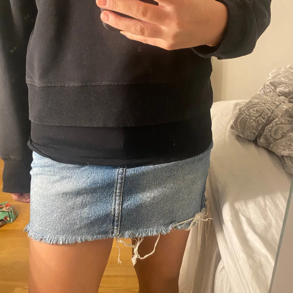 Säljer en söt jeans kjol perfekt till sommaren! Skriv för fler frågor och bilder!🩷. Kjolar.