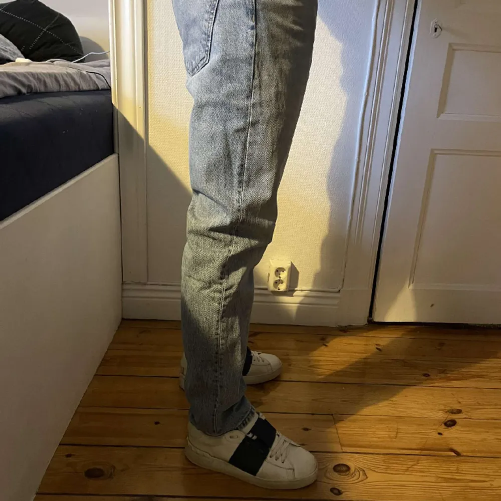 Ljusblåa Jeans från Zara | Storlek Euro 40 (30/32) | Skicket på byxorna är bra använda ett fåtal gånger | Vårt pris: 250 kronor | Nypris: 600 kronor | Modellen är 182 cm!. Jeans & Byxor.