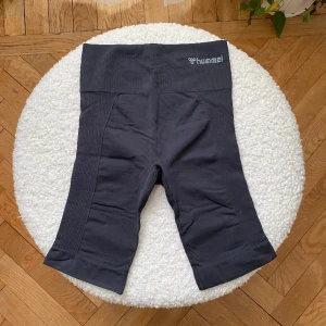 Hummel cykelshorts - Svarta shorts från Hummel, storlek XS. Superfint skick, använda max 2 gånger. Nypris 280kr.