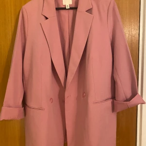 Rosa kavaj - Storlek medium använd 1 gång.  Orginal pris 400 SEK. 