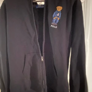 RL polo bear zip - Tja! Säljer denna feta RL polo besr zipup. Står XXL men känns som L/XL. DM för fler frågor
