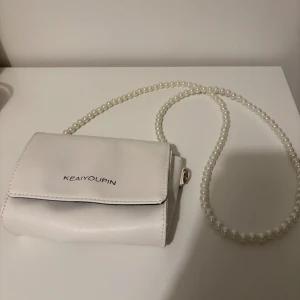 Väska  - Vit väska. Nästan aldrig använd. Köpt begagnad för 200 säljs för 85