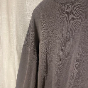 Sweatshirt  - Grå sweatshirt från Nelly!