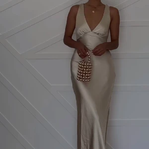 Balklänning - Säljer denna fina balklänning som är helt ny med prislapp på. Köptes för 1200 inklusive frakt och tull. Första bilderna är lånade.🩷