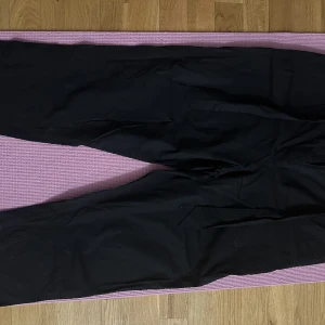 Byxor Custommade - Nya byxor 3/4, utan tag. Aldrig använd pga de är för liten. Storlek 38 (M). 