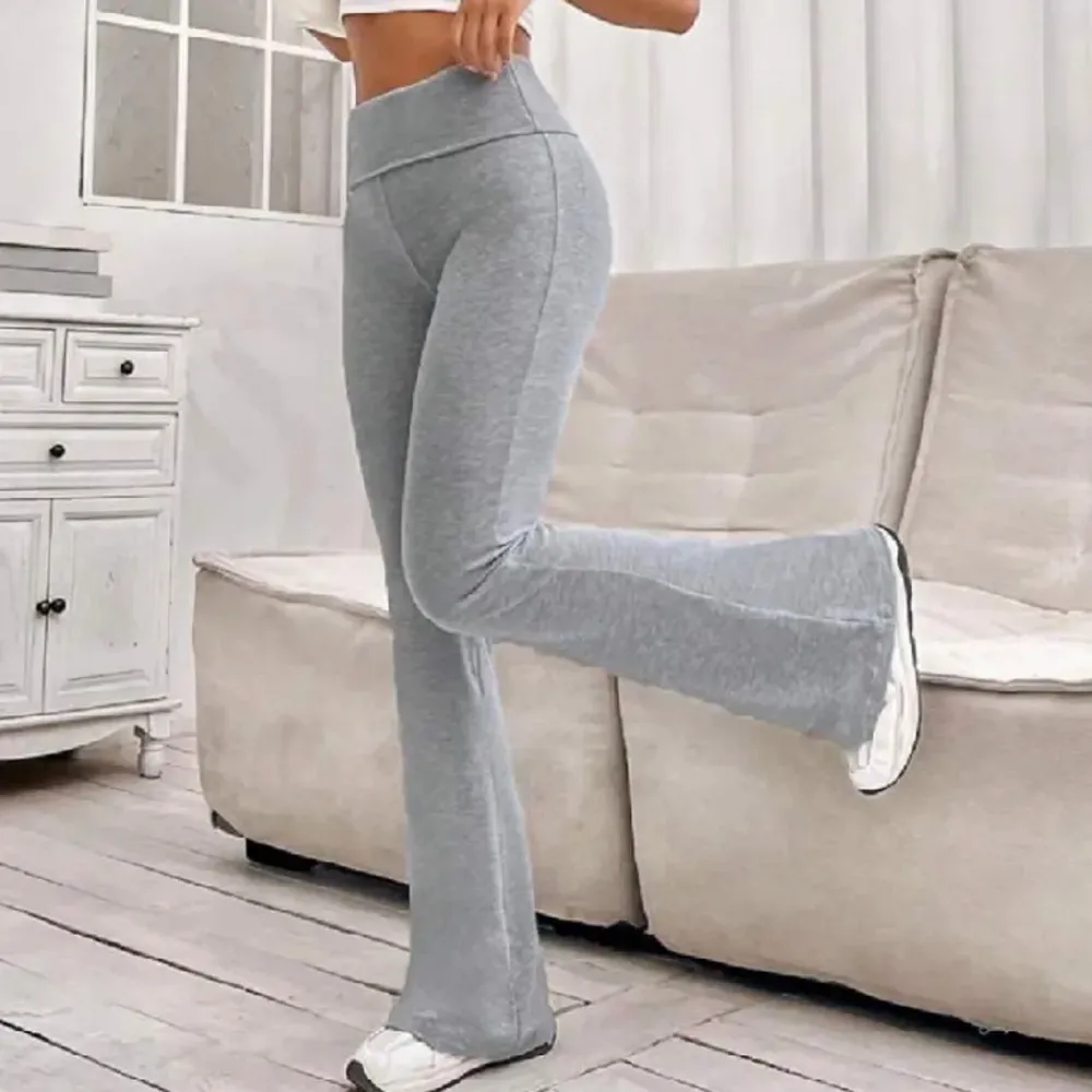 Hej, säljer mina yoga pants som jag på riktigt aldrig har använt, köptes november 2023 och har inte använt de fram tills nu (feb 2024) lånade bilder skriv privat för egna, inklusive frågor! TRYCK INTE PÅ KÖPT NU!!!!!. Jeans & Byxor.