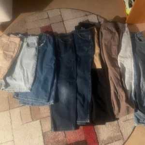 Baggy jeans - 9 olika baggy jeans/shorts, 1 bigboys shorts i s, 1 sweet sktbs shorts i xs, 1 polar byxor i s, 1 oanvända district fortysix shorts i s, 2 jdy jeans, 1 the cava company byxor samt 2 second hand byxor. Allt för 1000, eller 100-300 för enskilt.