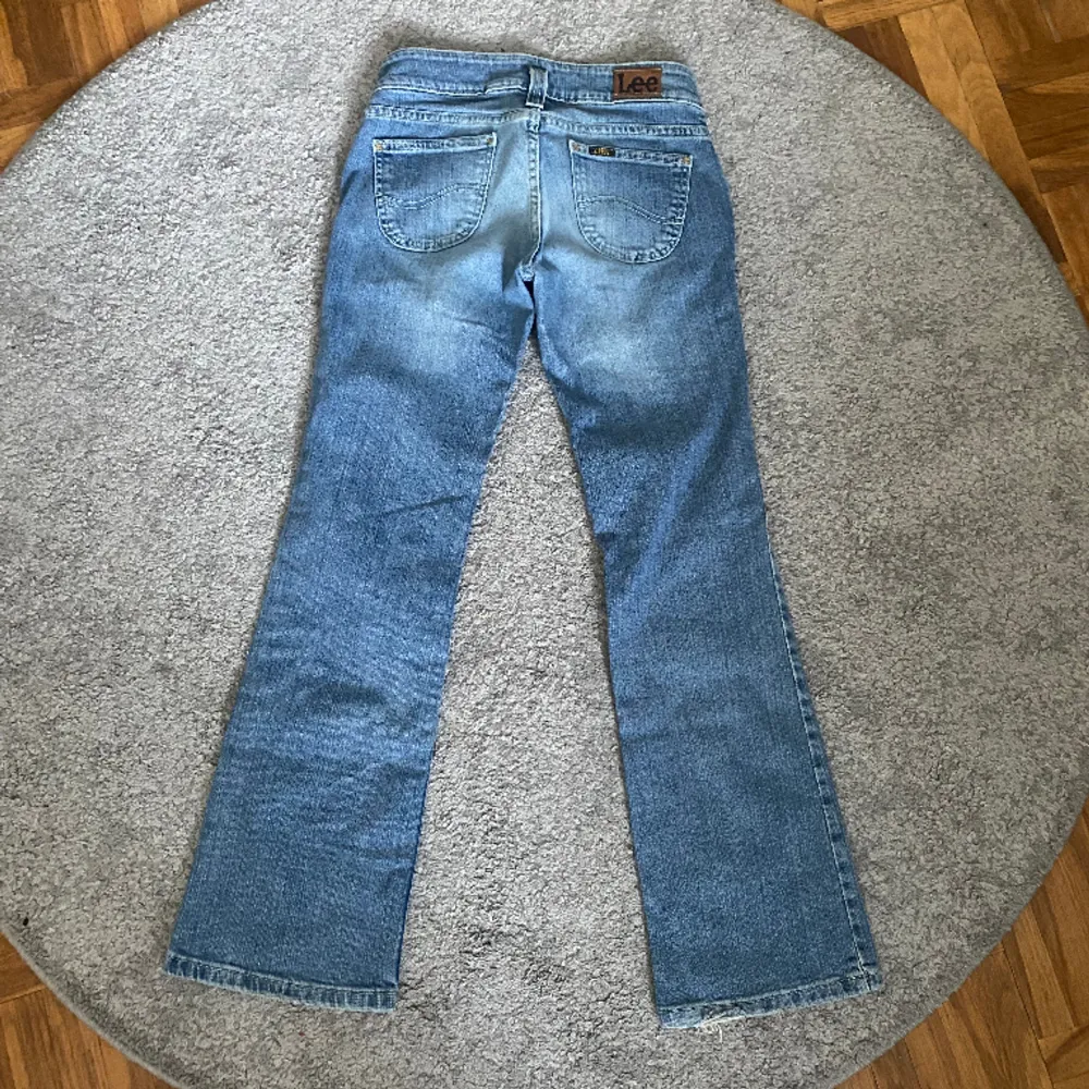 Superfina Lee jeans med detaljer på bakfickorna 💗Dom är Bootcut och lågmidjade | Toppen skick, säljer då de är för små för mig  Mått: midjemått rakt över: 35 innerbenslängd: 75  Skriv vid frågar och kontakta gärna mig innan du trycker på köp nu 😘. Jeans & Byxor.