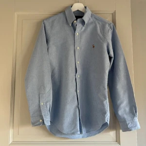 Ralph louren skjorta  - Hej säljer nu denna Ralph louren skjorta Är i väldigt bra skick 10/10 det är inga konstigheter på den och var inte blyga men frågor. Kan mötas upp i Göteborg/Kungsbacka🍾🥂 storlek S   