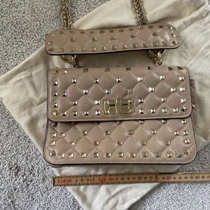 Beige väska skinn och nitar - Fint skick. Läder. Avtagbar kedja. Tveka inte att höra av dig om du har några frågor💕