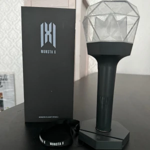 MONSTA X  Kpop Lightstick version 2 - Säljer nu min monsta x light stick har int använt den sen jag köpte den. Man får med: lightstick, orginal låda, lightsick stand