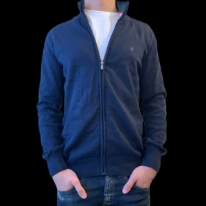 Denim culture cardigan - Säljer nu denna cardigan ifrån denim culture i väldigt bra skick, storleken är S.