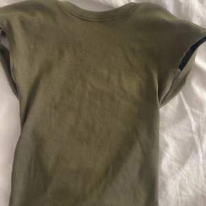 Jättesnygg tshirt från Zara med öppen rygg, jättesnygg militär grön färg och knappt använd!! 